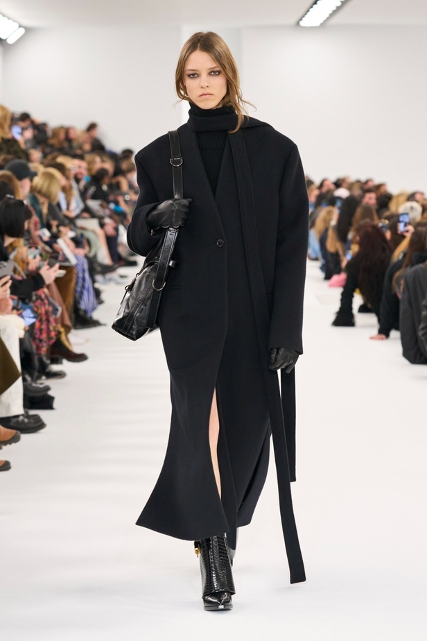 مجموعة Givenchy لخريف وشتاء 2023-2024... إرث الدار يجتمع باللمسة المعاصرة لماثيو ويليامز
