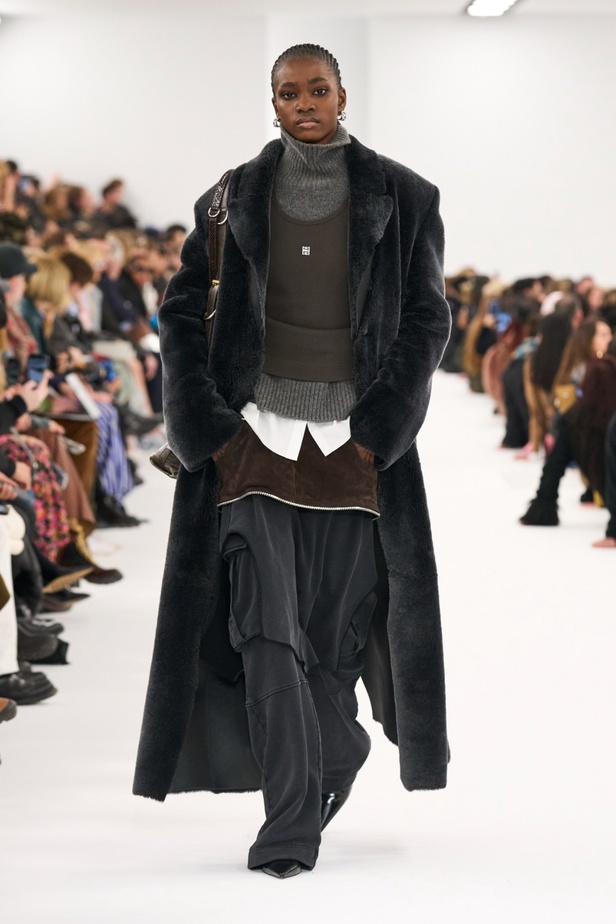 مجموعة Givenchy لخريف وشتاء 2023-2024... إرث الدار يجتمع باللمسة المعاصرة لماثيو ويليامز