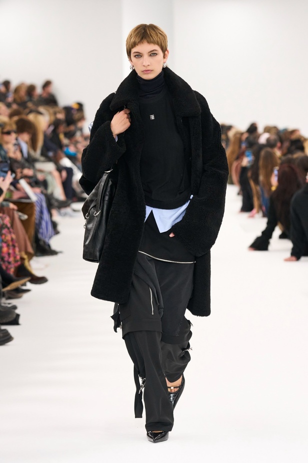 مجموعة Givenchy لخريف وشتاء 2023-2024... إرث الدار يجتمع باللمسة المعاصرة لماثيو ويليامز