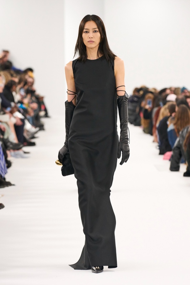 مجموعة Givenchy لخريف وشتاء 2023-2024... إرث الدار يجتمع باللمسة المعاصرة لماثيو ويليامز