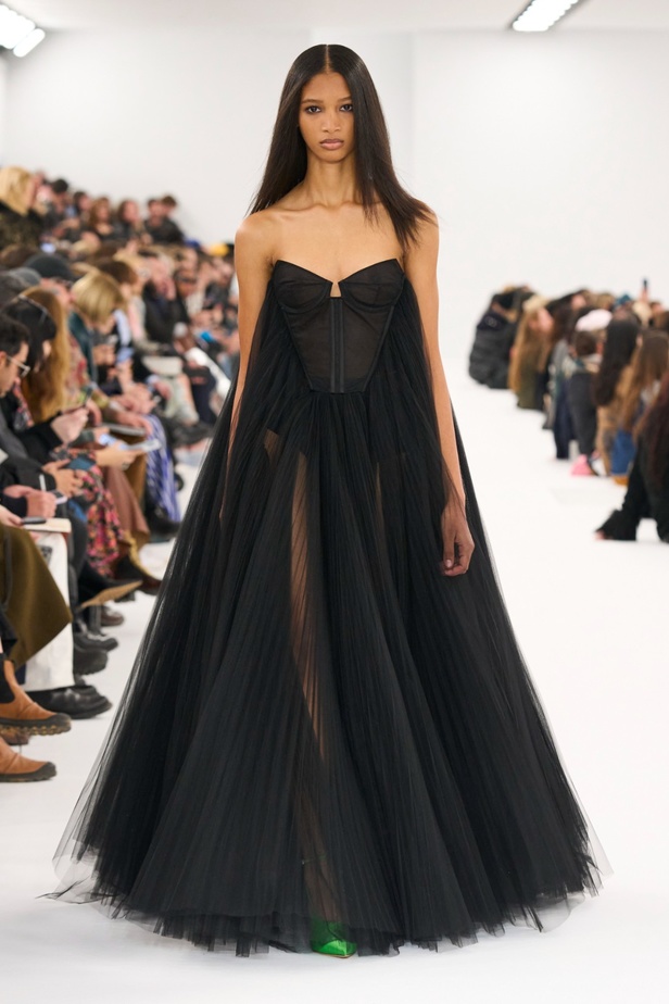 مجموعة Givenchy لخريف وشتاء 2023-2024... إرث الدار يجتمع باللمسة المعاصرة لماثيو ويليامز