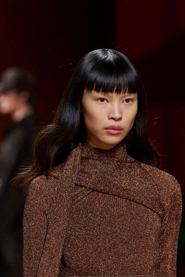 مجموعة Hermes لخريف 2023 تصاميم كلاسيكية بدرجات نارية دافئة