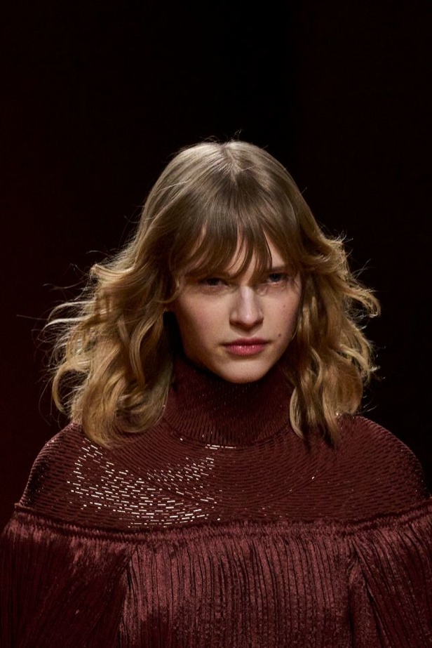 مجموعة Hermes لخريف 2023 تصاميم كلاسيكية بدرجات نارية دافئة