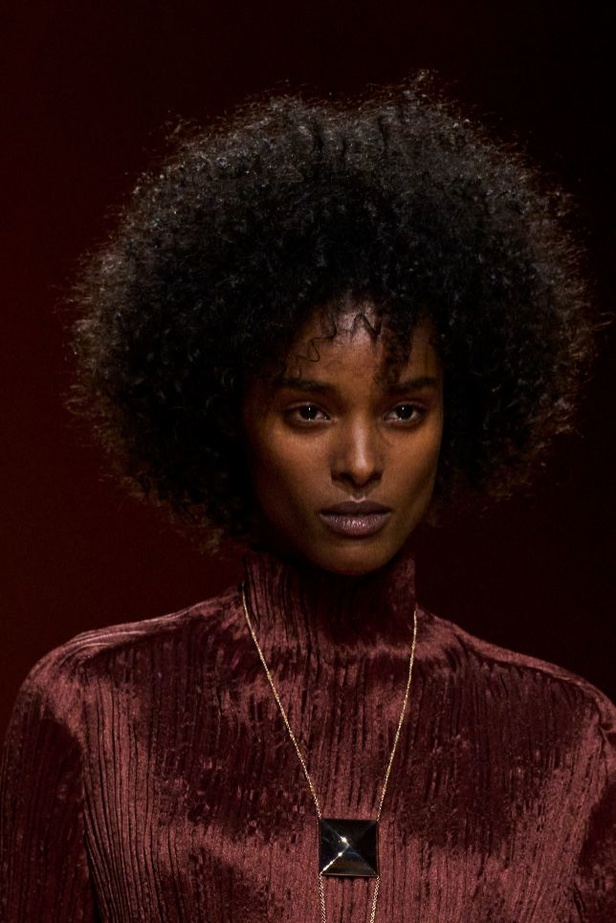 مجموعة Hermes لخريف 2023 تصاميم كلاسيكية بدرجات نارية دافئة