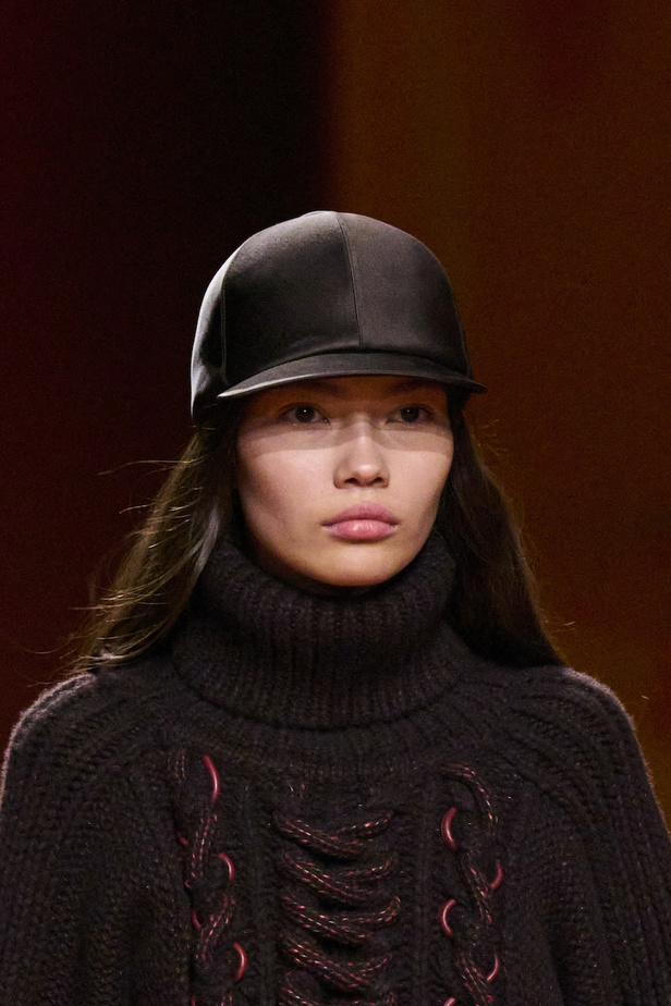 مجموعة Hermes لخريف 2023 تصاميم كلاسيكية بدرجات نارية دافئة