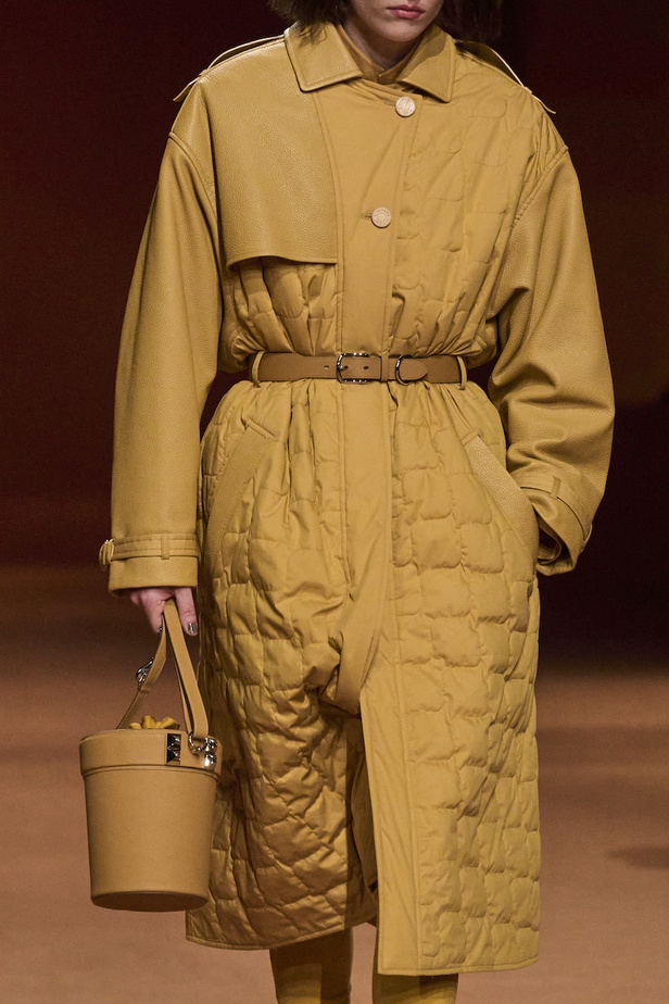 مجموعة Hermes لخريف 2023 تصاميم كلاسيكية بدرجات نارية دافئة