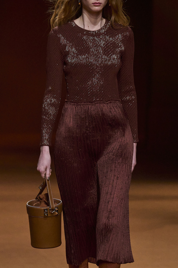 مجموعة Hermes لخريف 2023 تصاميم كلاسيكية بدرجات نارية دافئة