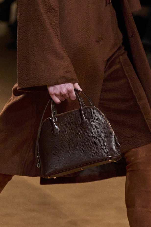 مجموعة Hermes لخريف 2023 تصاميم كلاسيكية بدرجات نارية دافئة