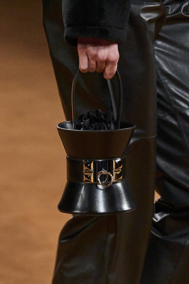 مجموعة Hermes لخريف 2023 تصاميم كلاسيكية بدرجات نارية دافئة