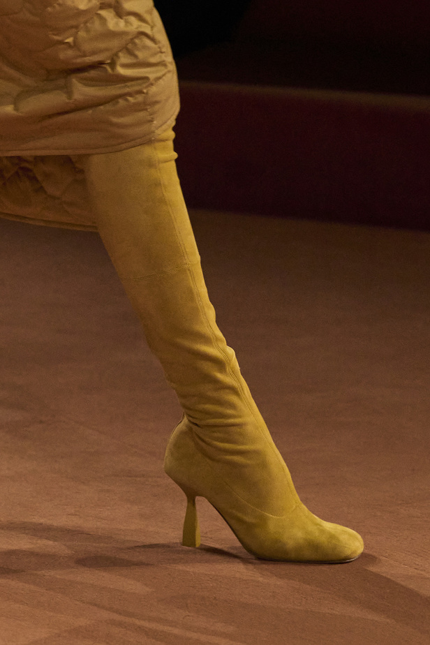 مجموعة Hermes لخريف 2023 تصاميم كلاسيكية بدرجات نارية دافئة