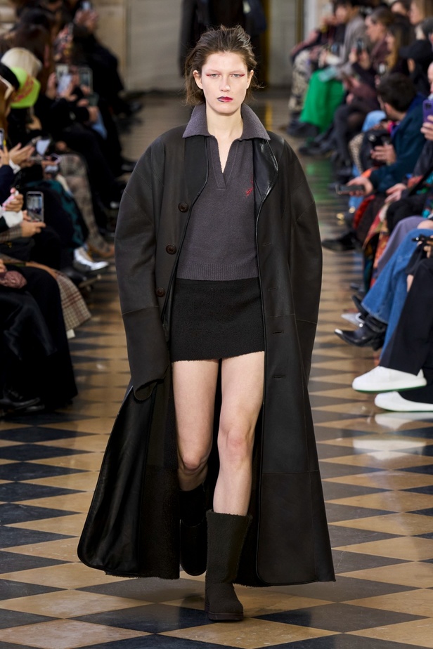 Andreas Khronthaler يكرّم المصممة فيفيان ويستوود في مجموعة خريف وشتاء 2023-2024