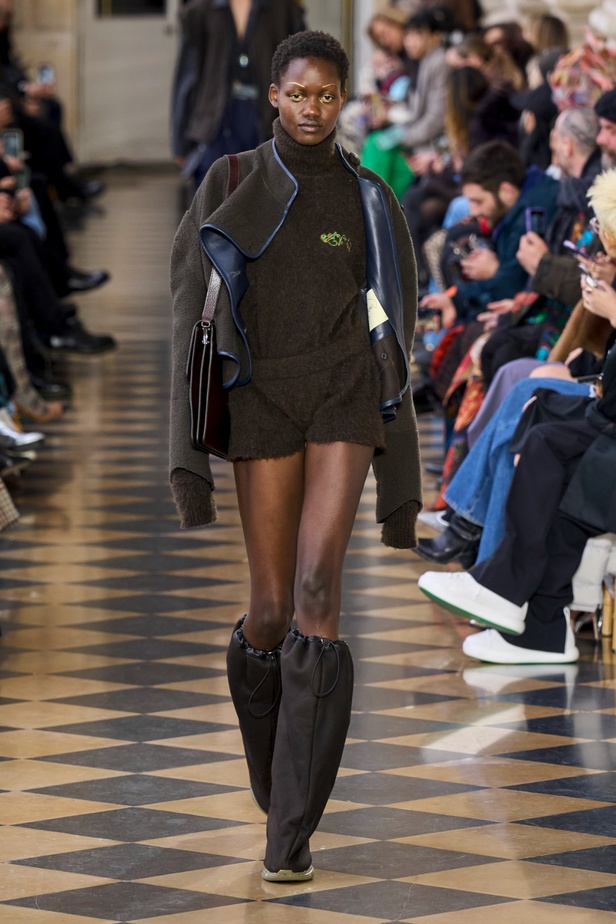 Andreas Khronthaler يكرّم المصممة فيفيان ويستوود في مجموعة خريف وشتاء 2023-2024