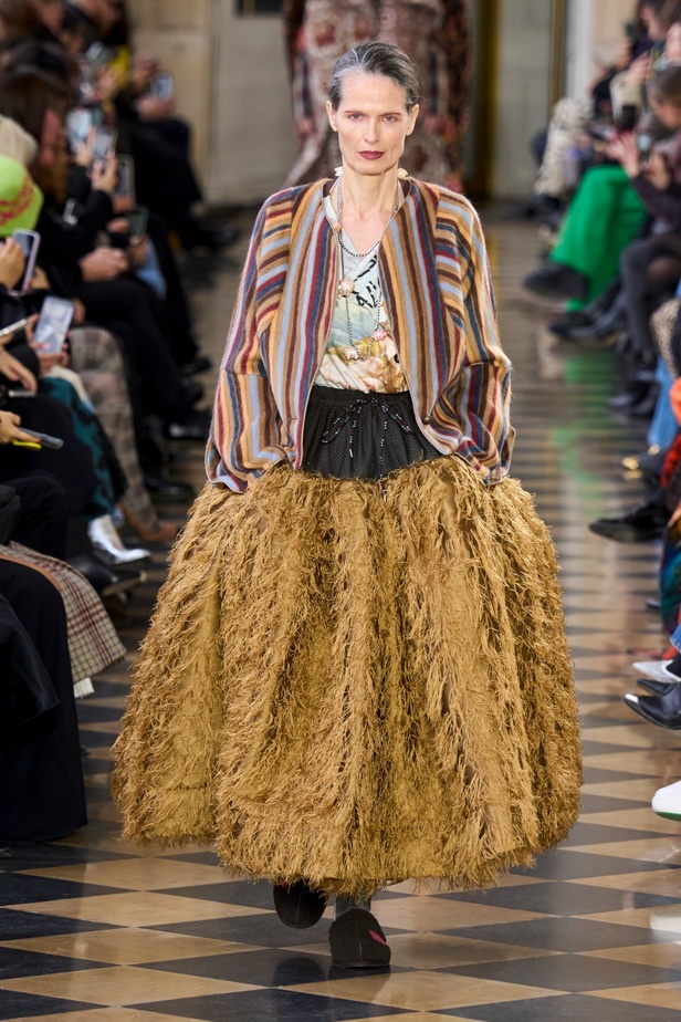 Andreas Khronthaler يكرّم المصممة فيفيان ويستوود في مجموعة خريف وشتاء 2023-2024