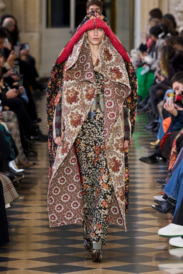 Andreas Khronthaler يكرّم المصممة فيفيان ويستوود في مجموعة خريف وشتاء 2023-2024