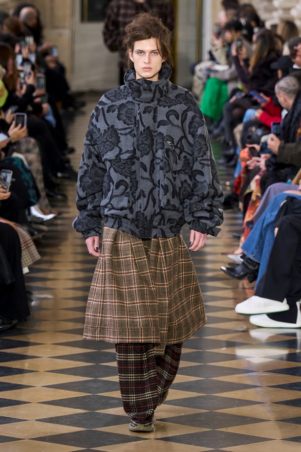 Andreas Khronthaler يكرّم المصممة فيفيان ويستوود في مجموعة خريف وشتاء 2023-2024