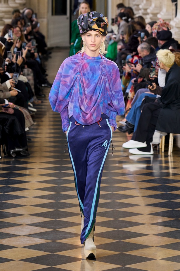 Andreas Khronthaler يكرّم المصممة فيفيان ويستوود في مجموعة خريف وشتاء 2023-2024