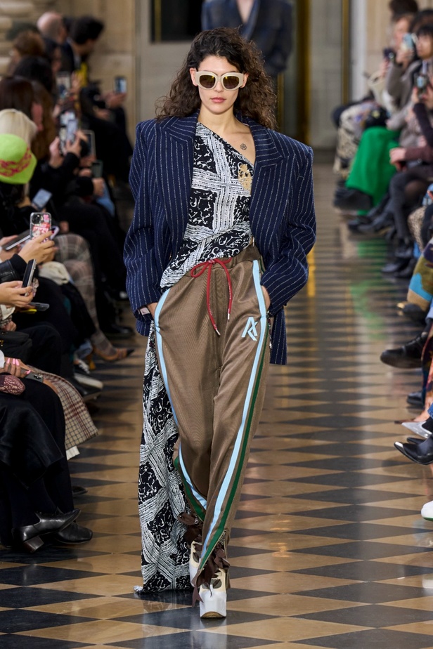 Andreas Khronthaler يكرّم المصممة فيفيان ويستوود في مجموعة خريف وشتاء 2023-2024