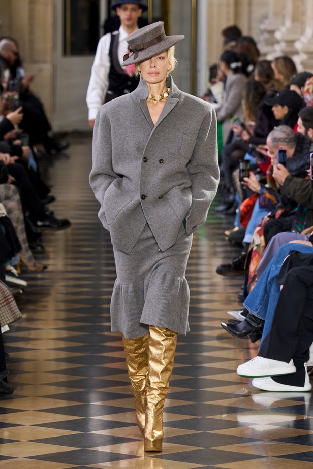 Andreas Khronthaler يكرّم المصممة فيفيان ويستوود في مجموعة خريف وشتاء 2023-2024