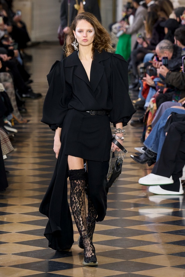 Andreas Khronthaler يكرّم المصممة فيفيان ويستوود في مجموعة خريف وشتاء 2023-2024