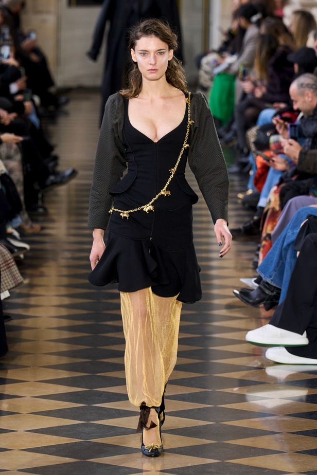 Andreas Khronthaler يكرّم المصممة فيفيان ويستوود في مجموعة خريف وشتاء 2023-2024