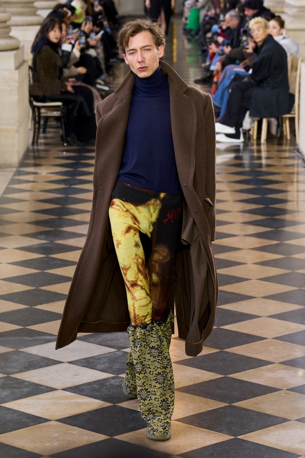 Andreas Khronthaler يكرّم المصممة فيفيان ويستوود في مجموعة خريف وشتاء 2023-2024