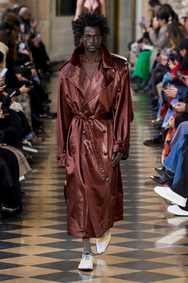 Andreas Khronthaler يكرّم المصممة فيفيان ويستوود في مجموعة خريف وشتاء 2023-2024