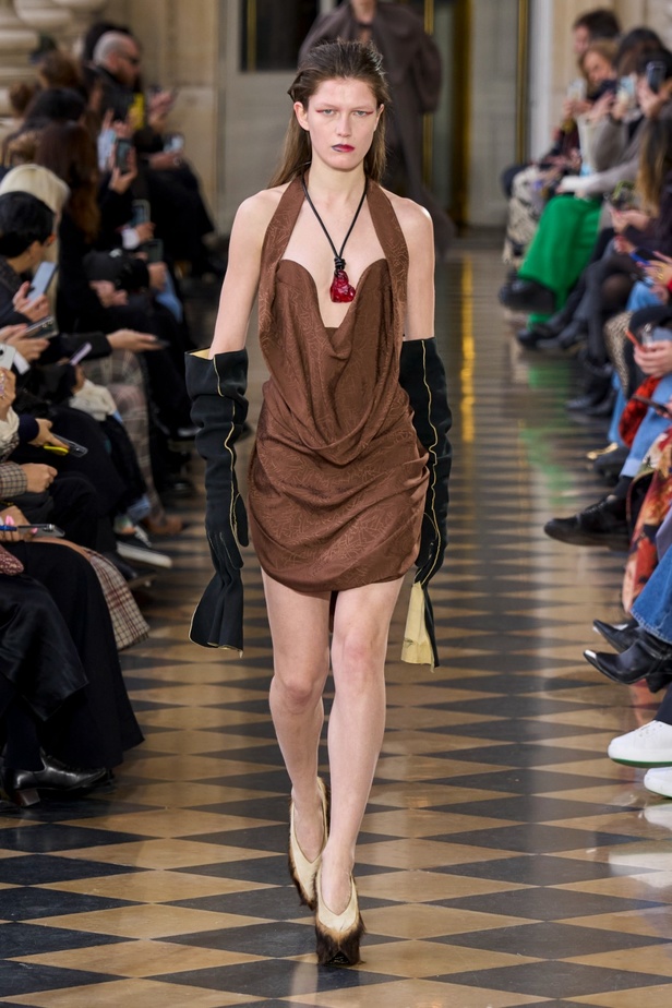 Andreas Khronthaler يكرّم المصممة فيفيان ويستوود في مجموعة خريف وشتاء 2023-2024