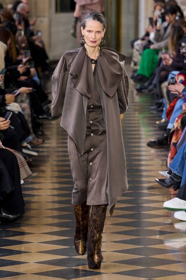 Andreas Khronthaler يكرّم المصممة فيفيان ويستوود في مجموعة خريف وشتاء 2023-2024