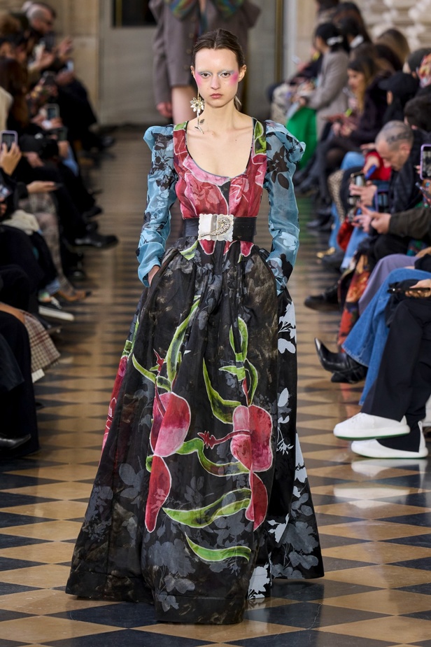 Andreas Khronthaler يكرّم المصممة فيفيان ويستوود في مجموعة خريف وشتاء 2023-2024