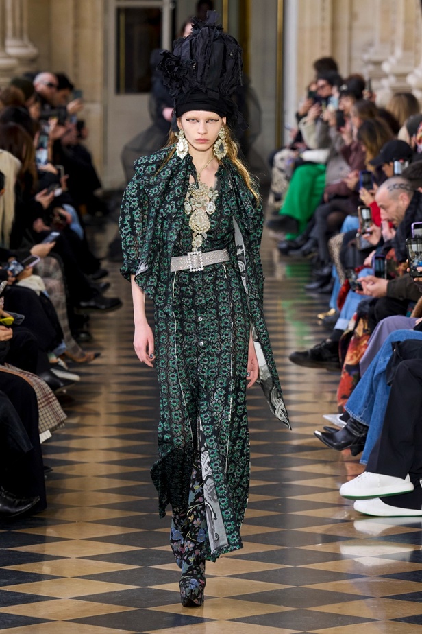 Andreas Khronthaler يكرّم المصممة فيفيان ويستوود في مجموعة خريف وشتاء 2023-2024