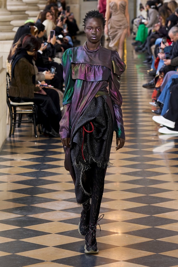 Andreas Khronthaler يكرّم المصممة فيفيان ويستوود في مجموعة خريف وشتاء 2023-2024