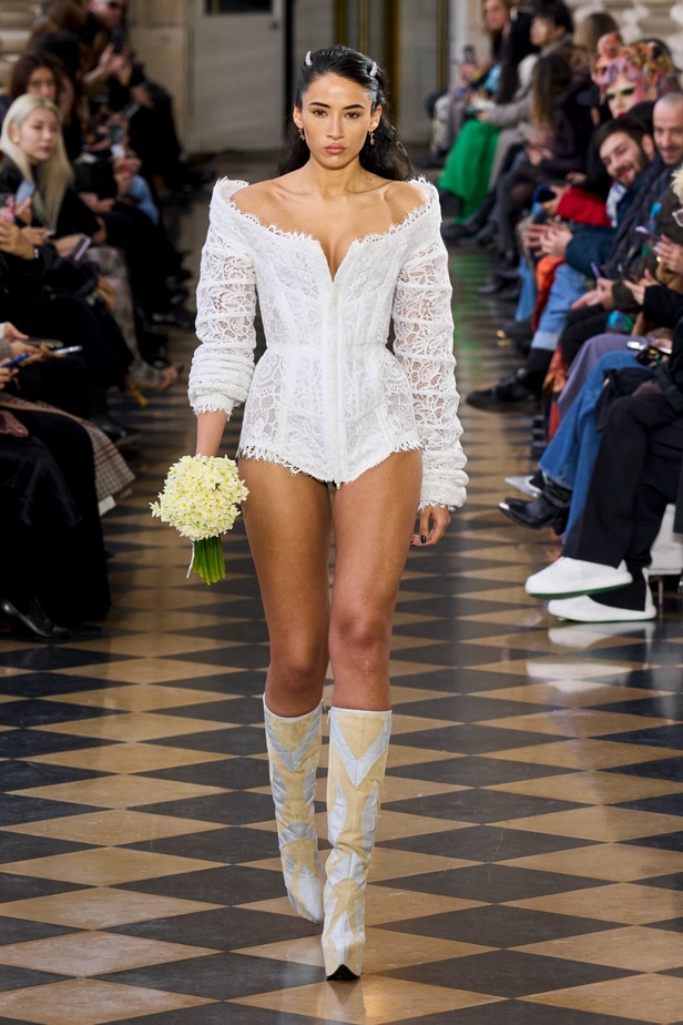 Andreas Khronthaler يكرّم المصممة فيفيان ويستوود في مجموعة خريف وشتاء 2023-2024