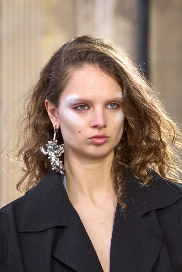 Andreas Khronthaler يكرّم المصممة فيفيان ويستوود في مجموعة خريف وشتاء 2023-2024