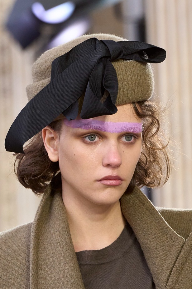 Andreas Khronthaler يكرّم المصممة فيفيان ويستوود في مجموعة خريف وشتاء 2023-2024