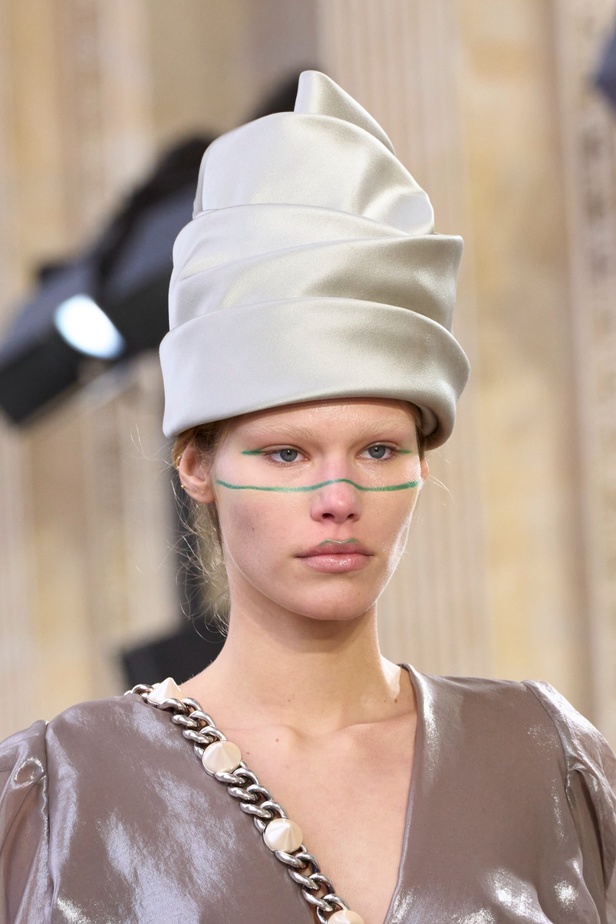 Andreas Khronthaler يكرّم المصممة فيفيان ويستوود في مجموعة خريف وشتاء 2023-2024