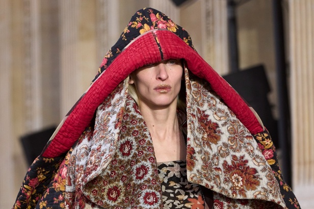 Andreas Khronthaler يكرّم المصممة فيفيان ويستوود في مجموعة خريف وشتاء 2023-2024