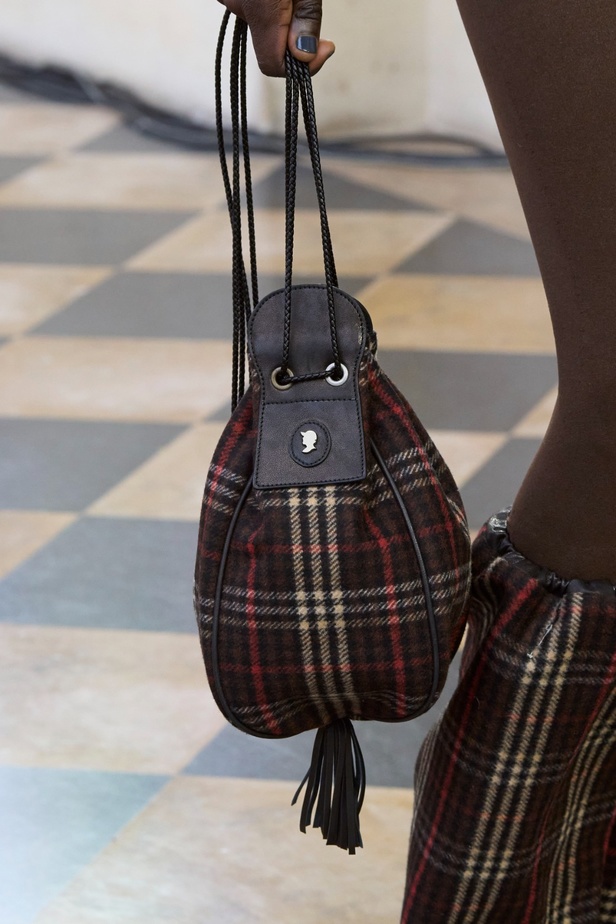 Andreas Khronthaler يكرّم المصممة فيفيان ويستوود في مجموعة خريف وشتاء 2023-2024