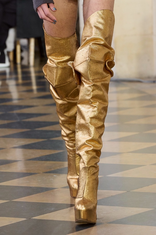 Andreas Khronthaler يكرّم المصممة فيفيان ويستوود في مجموعة خريف وشتاء 2023-2024