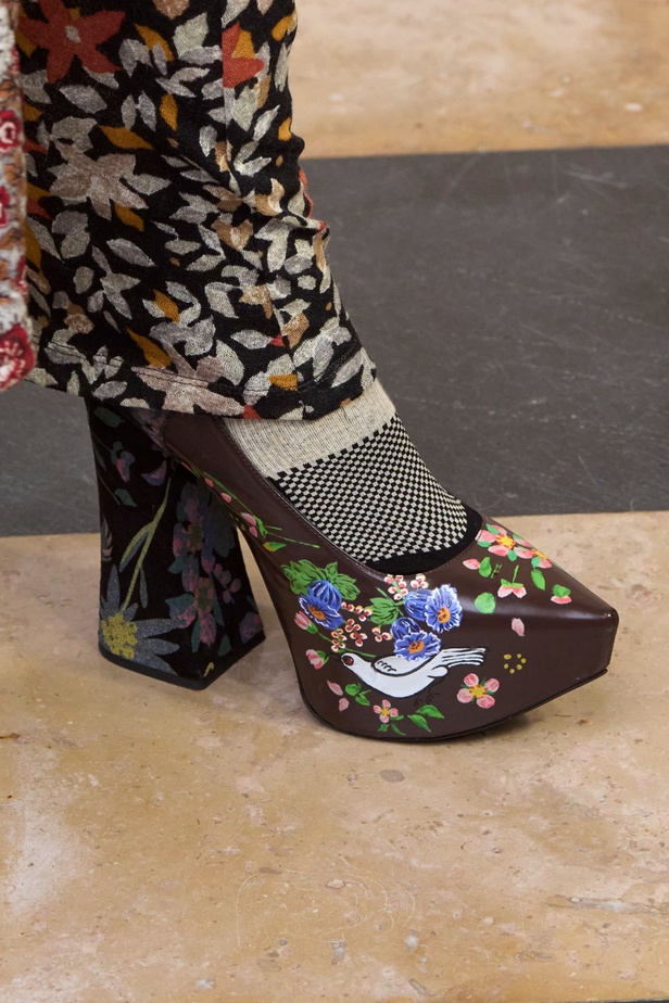 Andreas Khronthaler يكرّم المصممة فيفيان ويستوود في مجموعة خريف وشتاء 2023-2024