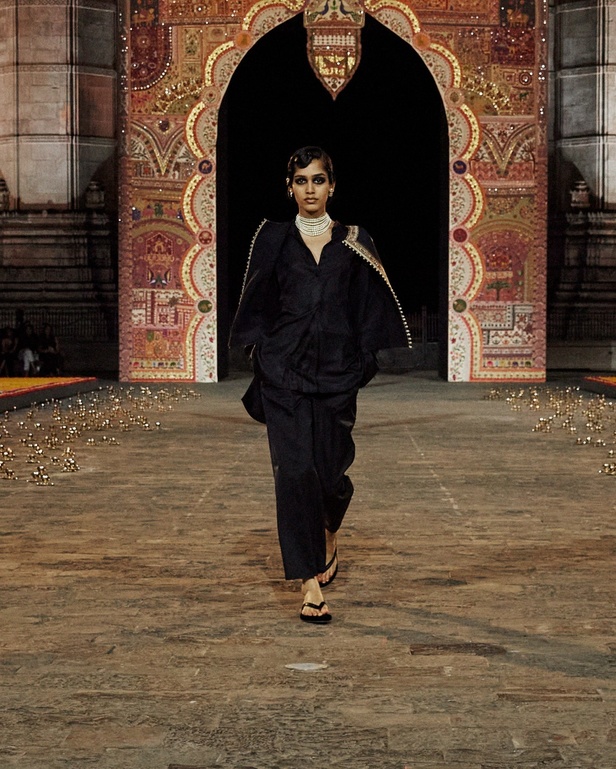 5 أمور اكتشفيها عن مجموعة ديور Dior لخريف 2023 في مومباي