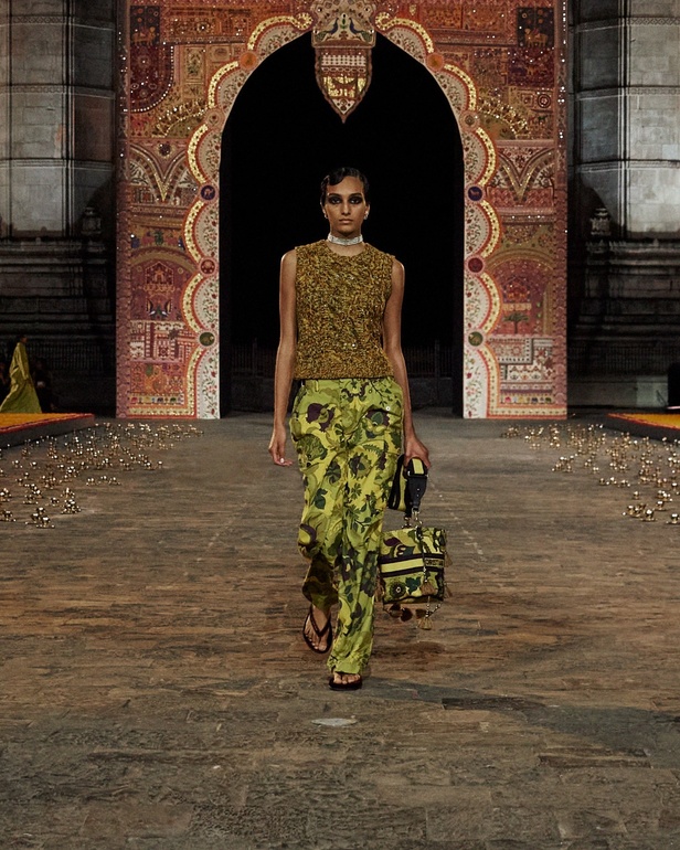 5 أمور اكتشفيها عن مجموعة ديور Dior لخريف 2023 في مومباي