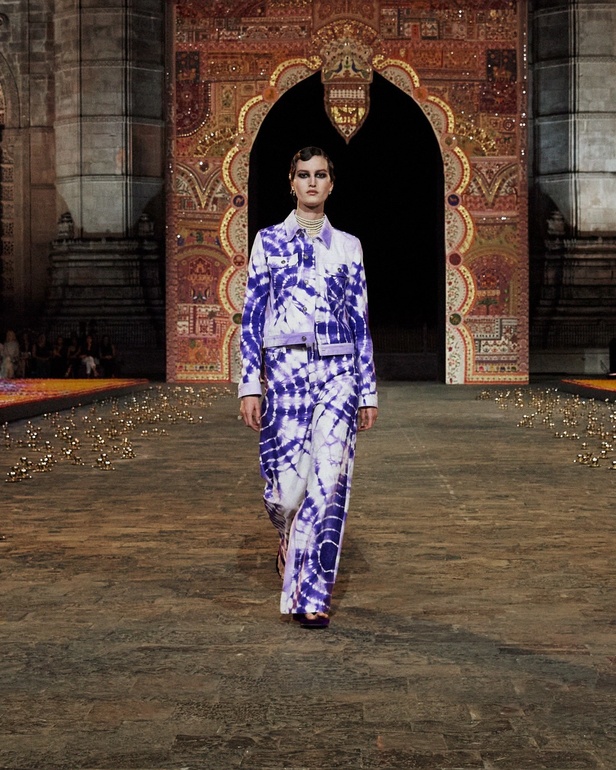 5 أمور اكتشفيها عن مجموعة ديور Dior لخريف 2023 في مومباي