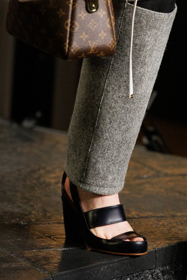 Louis Vuitton تحتفل بالأسلوب الفرنسي في مجموعة خريف وشتاء 2023-2024