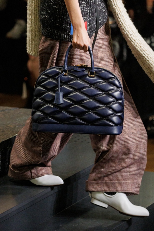 Louis Vuitton تحتفل بالأسلوب الفرنسي في مجموعة خريف وشتاء 2023-2024