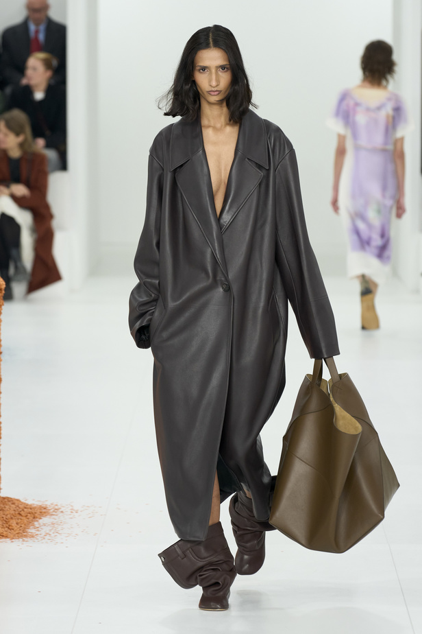 مجموعة Loewe لموسم خريف وشتاء 2023 