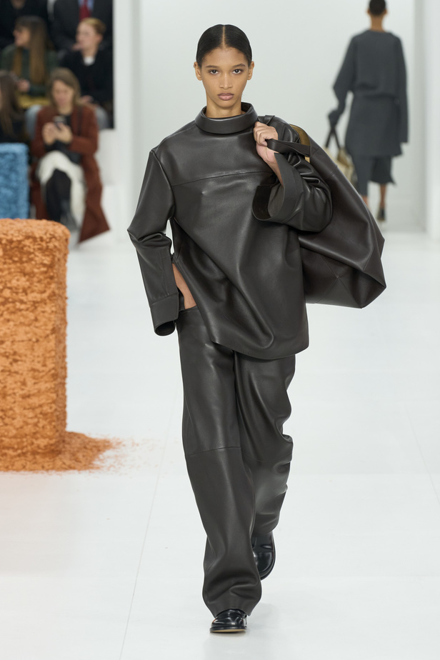 مجموعة Loewe لموسم خريف وشتاء 2023 