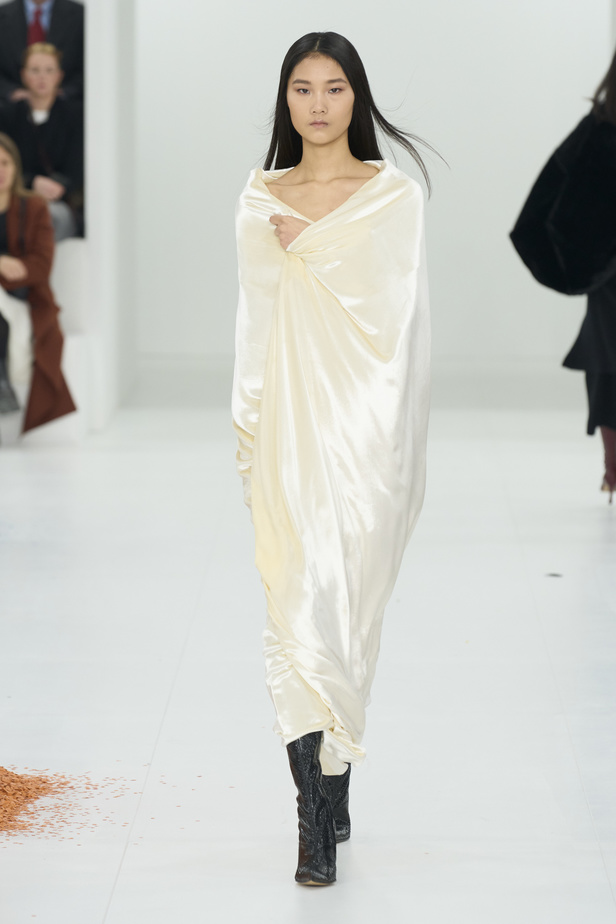 مجموعة Loewe لموسم خريف وشتاء 2023 