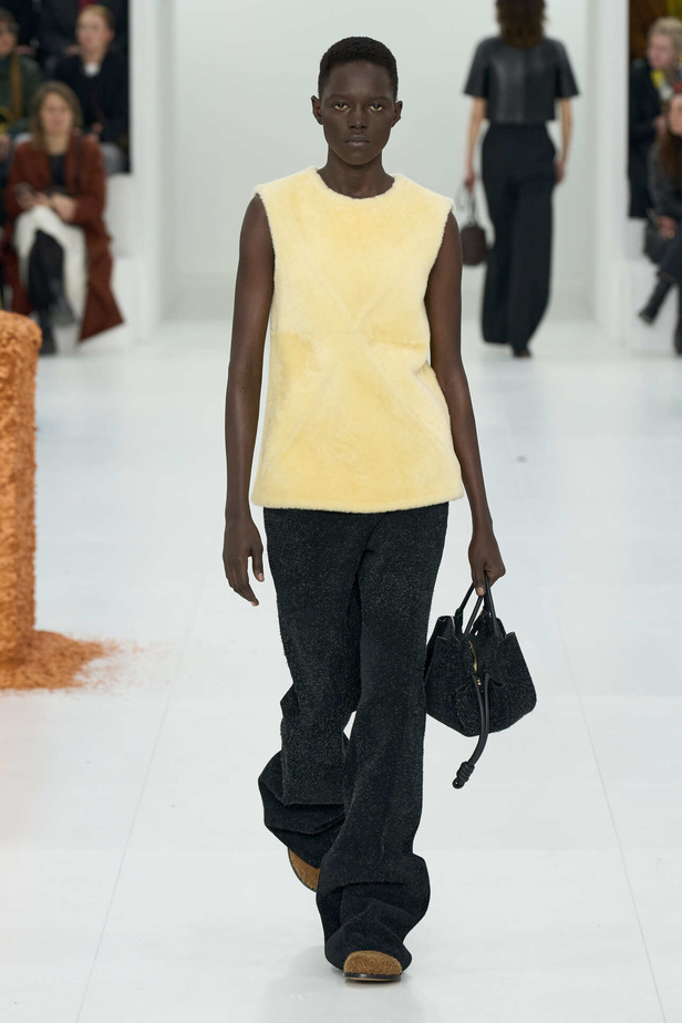 مجموعة Loewe لموسم خريف وشتاء 2023 