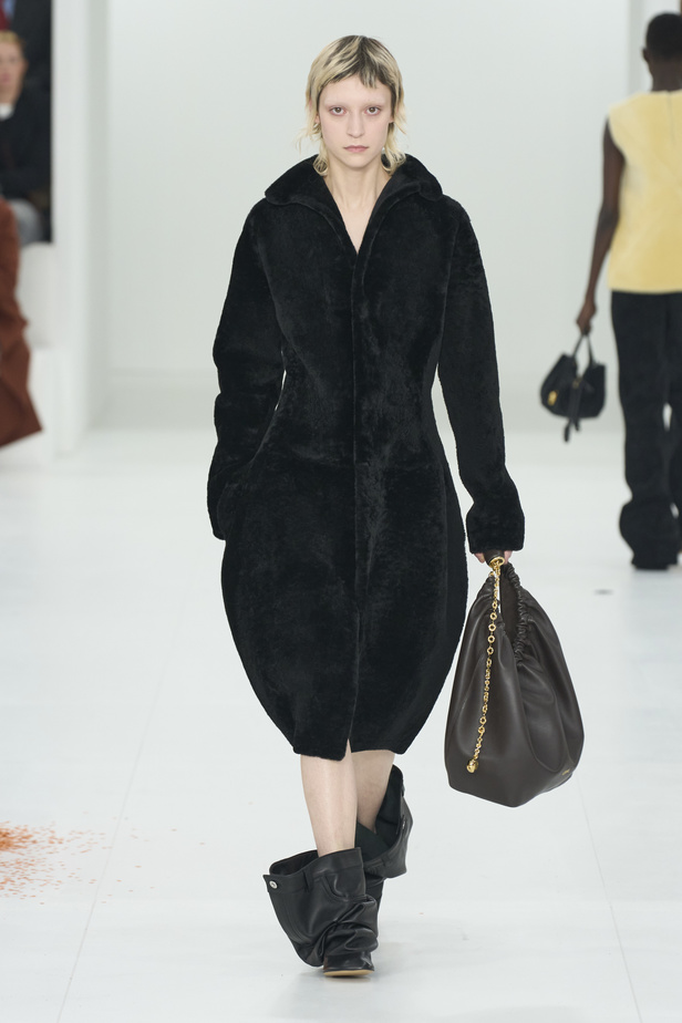 مجموعة Loewe لموسم خريف وشتاء 2023 