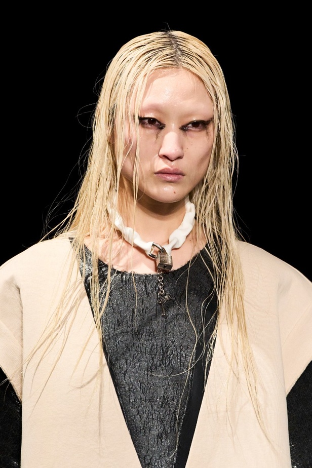 اطلالة جمالية من مجموعة MM6 Maison Margiela لخريف وشتاء 2023